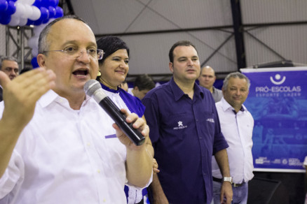 Pedro Taques discursa durante a solenidade de inaugurao da Escola Dr. Hlio Palma de Arruda