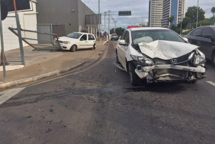 Os dois fcarros ficaram bastante danificados