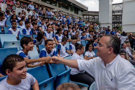 O governador Pedro Taques com alunos na Arena Pantanal