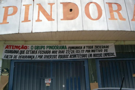 Faixa foi colocada pelo dono da loja, na manh desta segunda-feira (27)