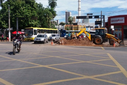 O rompimento na rede de esgoto comeou ainda no domingo (26)