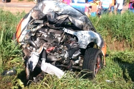 Carro importado foi completamente consumido pelas chamas