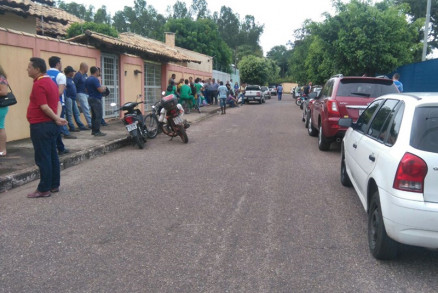Os trabalhadores dos Correios de Vrzea Grande, em frente ao local de trabalho