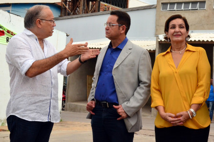 Eduardo Botelho (centro) e representantes da Santa Casa; Clnica da Mulher ser anexada  Santa Casa de Misericrdia (foto)