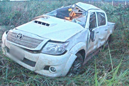 Parte da lataria do carro ficou amassada, por conta do capotamento