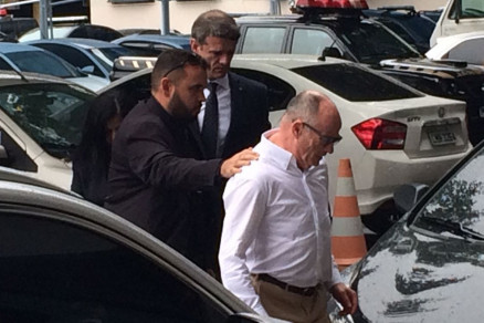 Aloysio Neves, presidente do TCE-RJ, chega  PF