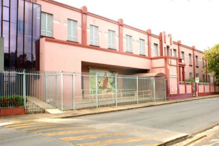A fachada do Colgio Corao de Jesus, em Cuiab