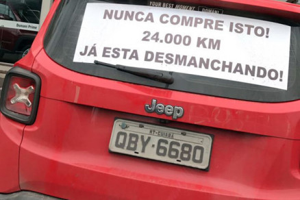 Carro foi deixado na frente da concessionria Jeep Domani