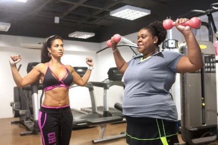Milena Nogueira incentiva Cacau Protsio em seus exerccios