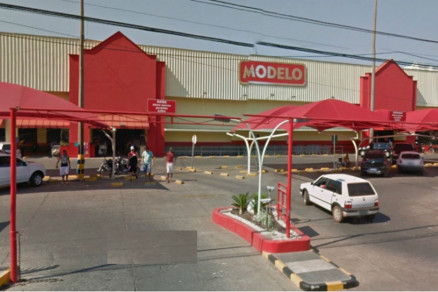 A fachada de uma das lojas da rede de supermercados Modelo, em Cuiab