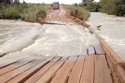A ponte foi encoberta pelo rio, na BR-158, na regio do Araguaia