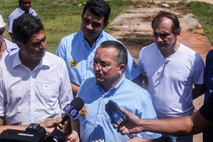 O governador Pedro Taques e o prefeito Emanuel Pinheiro durante vistoria nesta manh