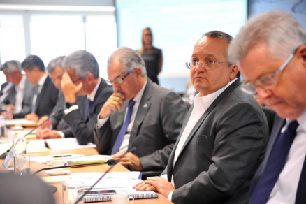 O governador Pedro Taques durante encontro em Braslia