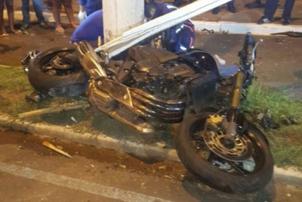 Moto atingiu placa de sinalizao e poste na Avenida 31 de Maro