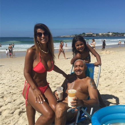 Tiririca com a mulher e a filha: passeio na praia 