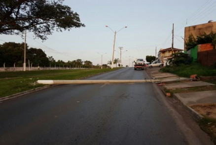 No local, foi constatado o choque entre o Fiesta e um poste. Com a queda, um segundo poste foi arrastada