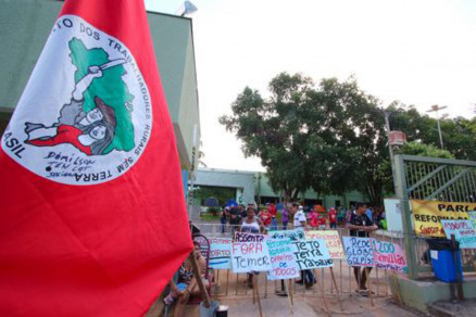 Os integrantes do MST fazem ocupao do Incra desde a manh desta segunda-feira