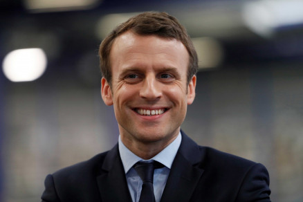  Centrista Emmanuel Macron visita sede do grupo KRYS, em Bazainville, na tera-feira (18) 