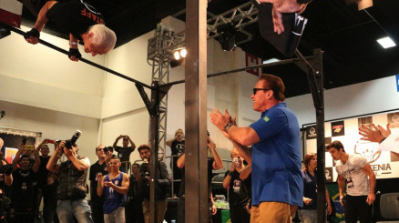 Arnold Schwarzenegger fica apenas no aplauso ao ver 'vovs' fortes que praticam calistenia