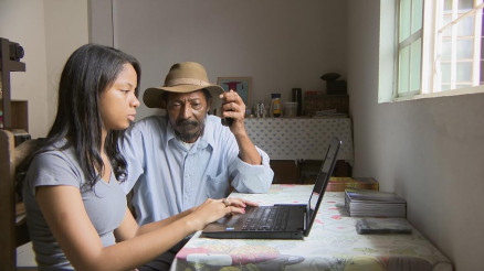 Valdivino conta com ajuda da filha para escrever livros 