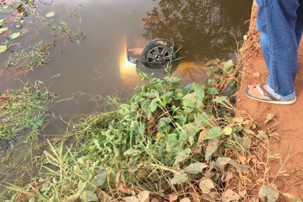Carro ficou submerso em rio, na cidade de Nova Bandeirantes