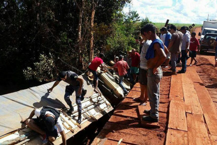 Carreta caiu e ficou de rodas para o ar, na BR-242, em Paranatinga
