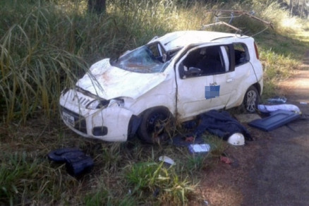 Carro capotou aps colidir com rvore na MT-423