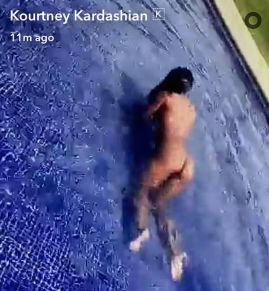 Uma cena do vdeo no qual Kourtney Kardashian aparece nadando nua
