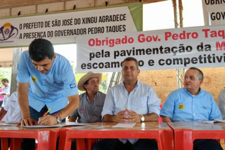 O governador Pedro Taques, ao lado do deputado estadual Baiano Filho e do secretrio da Sinfra Marcelo Duarte