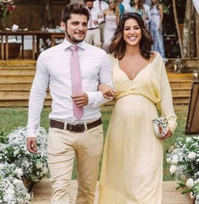 Bruno Gissoni e Yanna Lavigne foram padrinhos de casamento no incio de abril