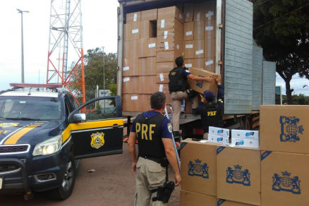 PRF apreendeu 1,2 mil caixas com pacotes de cigarro