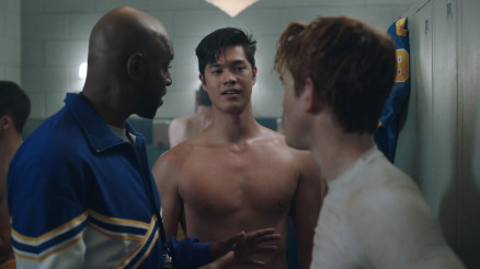 O ator Ross Butler (centro), que interpreta Zach Dempsey de 13 Reasons Why