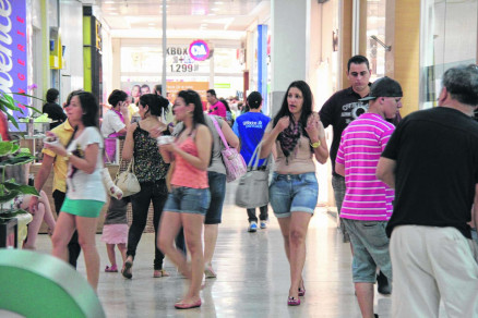 Os brasileiros gostam de dar presentes no Dia das Mes, considerada pelos lojistas a segunda melhor data do comrcio