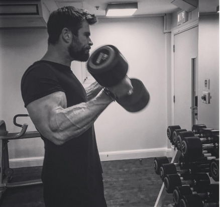 O ator Chris Hemsworth malhando