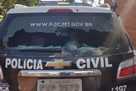 A jovem de 19 anos foi detida aps atirar uma pedra contra a viatura da Polcia Civil