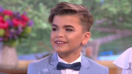 Reuben De Maid tem apenas 12 anos, canta muito e gosta de usar maquiagem
