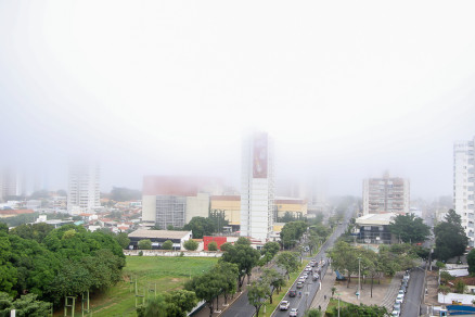 Topo de vrios prdios ficou encoberto pela neblina