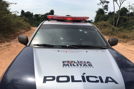 Para-brisa da viatura ficou danificado depois de ser alvejado