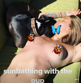 A filha de Michael Jackson, Paris Jackson, pegando sol de topless