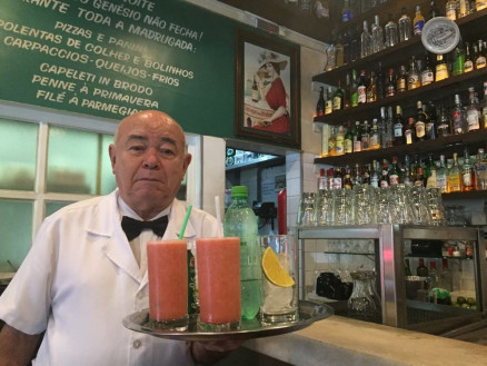 Gar�om h� 58 dos seus 75 anos, Calixto Pinheiro aprova a lei que regulamenta a gorjeta