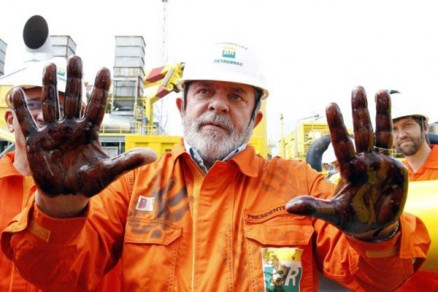 Pr-sal. No incio da produo comercial do leo no campo de Baleia Franca, Lula repete gesto do presidente Vargas