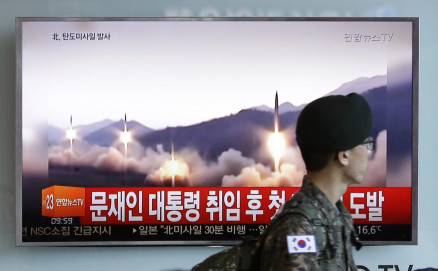  Soldado do Exrcito da Coreia do Sul passa prximo a TV que exibia lanamento de mssil feito pela vizinha Coreia do Norte