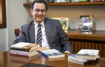 Augusto Cury  mdico psiquiatra, psicoterapeuta, pesquisador e escritor