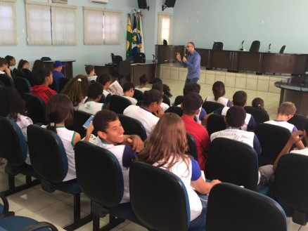 O jornalista Rafael Govari durante a palestra com os estudantes da EE 31 de Maro