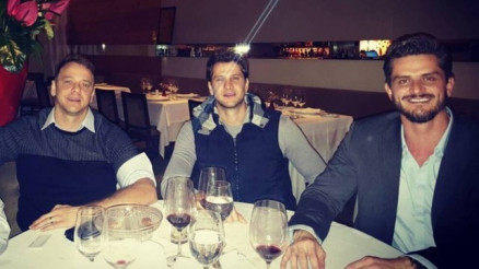 Marcos curte jantar com amigos
