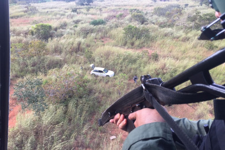 Helic�ptero conseguiu localizar suspeitos que fugiam em dire��o � mata