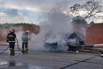 Corpo de Bombeiros est� no local para evitar mais inc�ndios