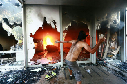 Manifestantes atearam fogo em cortinas e quebraram vidros do Ministrio 