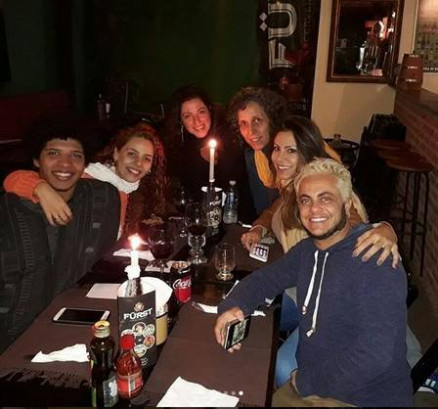 Thammy surge com os cabelos platinados