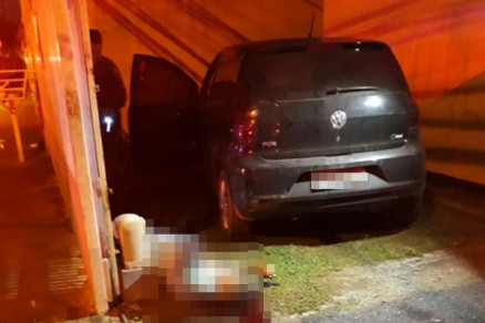 Bandido caiu no cho ao lado do carro, sem vida aps ser baleado por PM